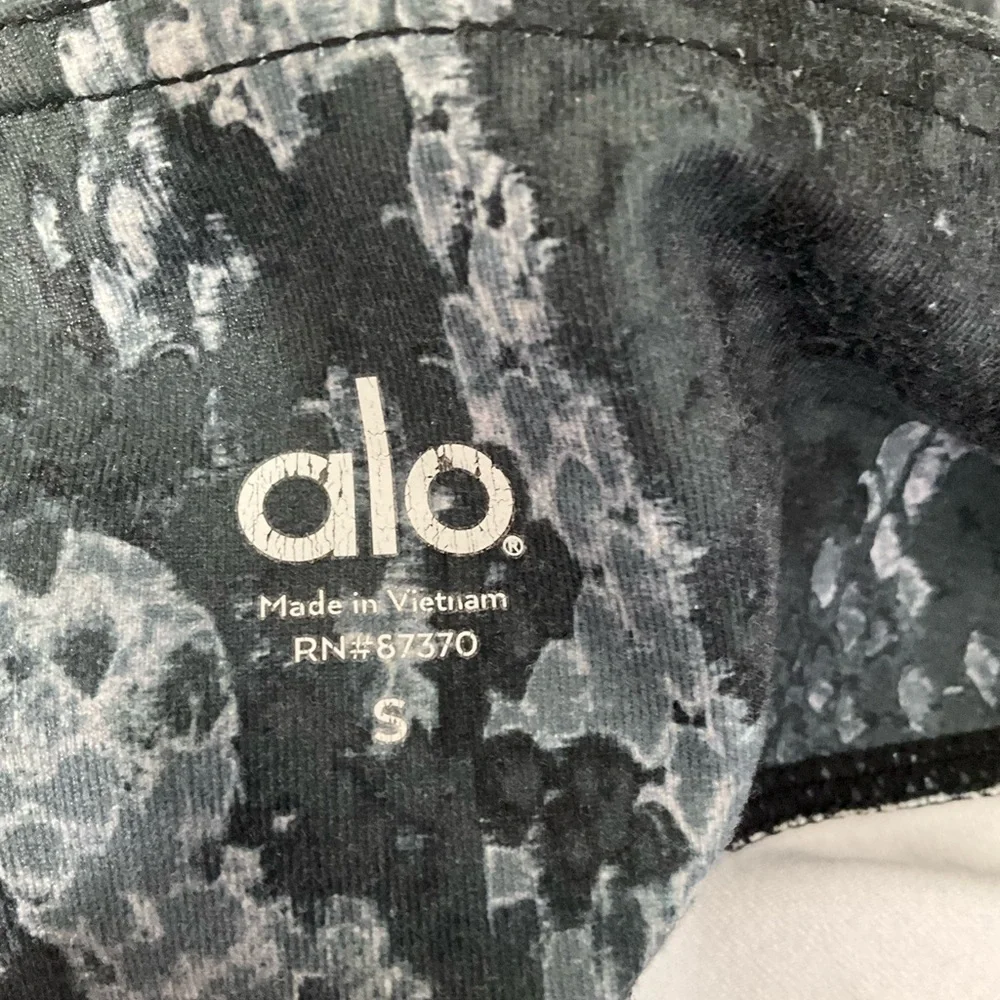 Alo snake print yoga capri leggings size Small